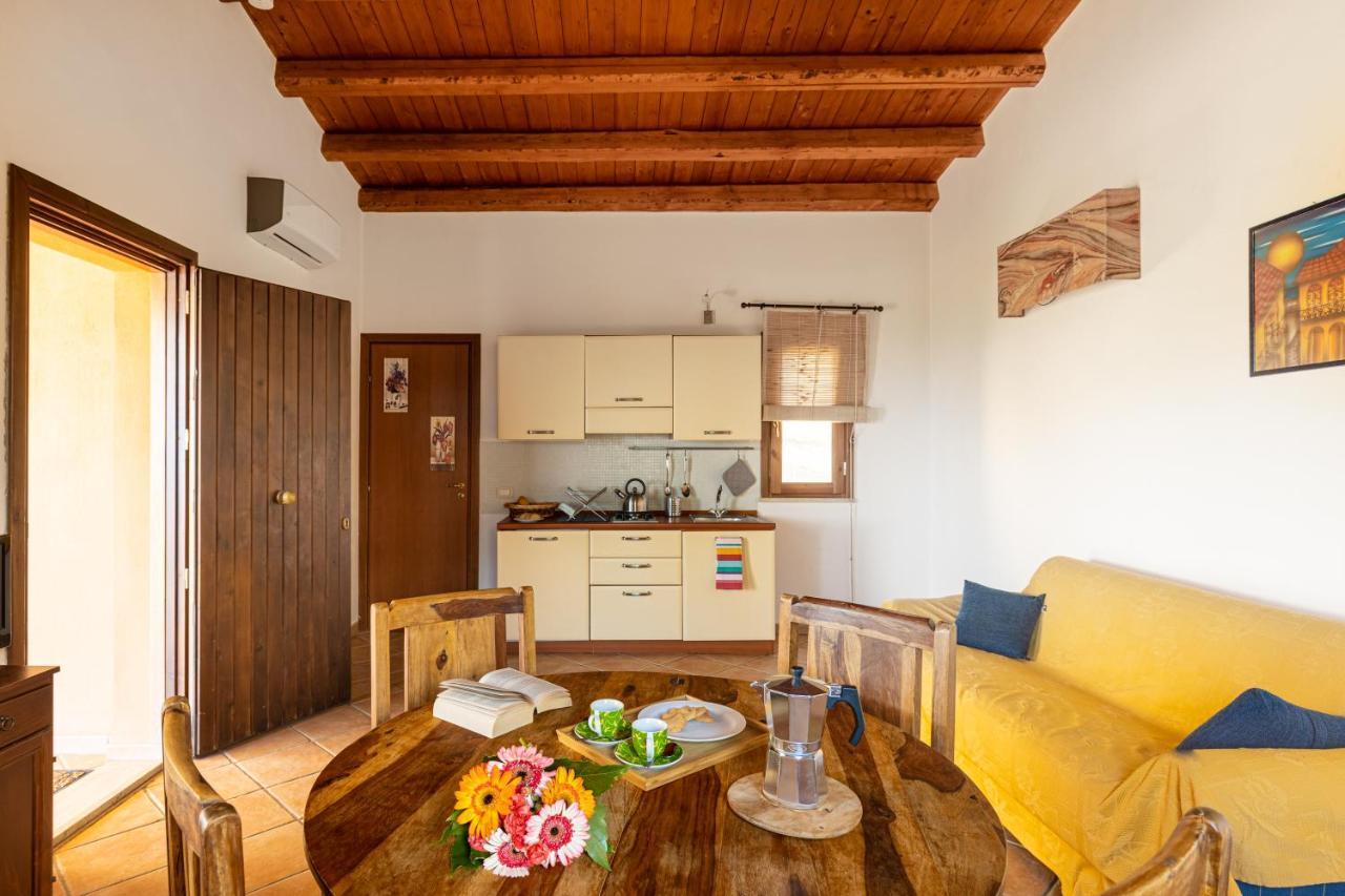 Solemar Sicilia - Le Casette Di Calzata カンポフェリーチェ・ディ・ロッチェッラ エクステリア 写真